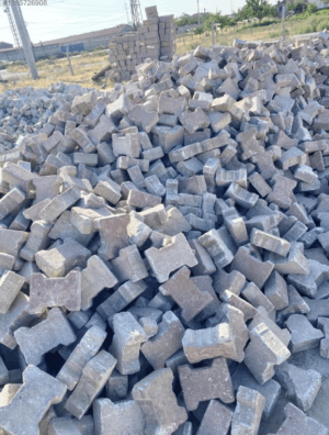 Kullanıma hazır, temizlenmiş ikinci el kilit taşı, bordür taşı ve parke taşı çeşitleri.