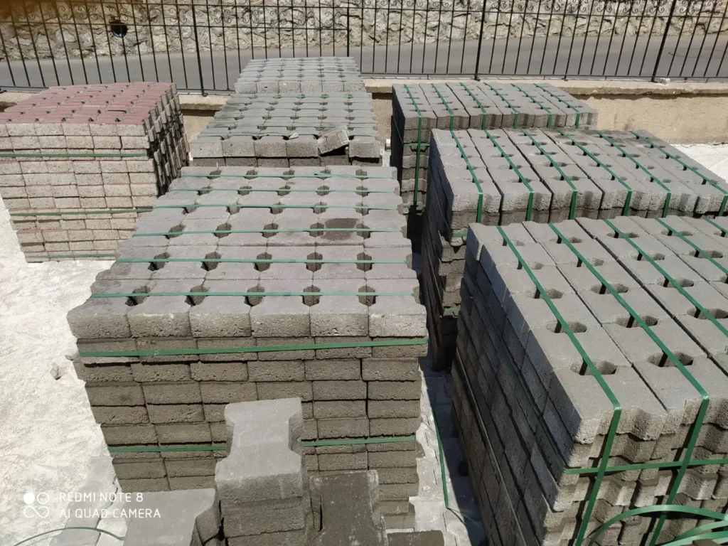 Bahçe zemininde kullanılan gri ve kırmızı kilitli parke taşı uygulaması