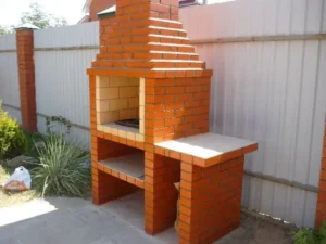 Tuğladan yapılmış bahçe barbeküsü