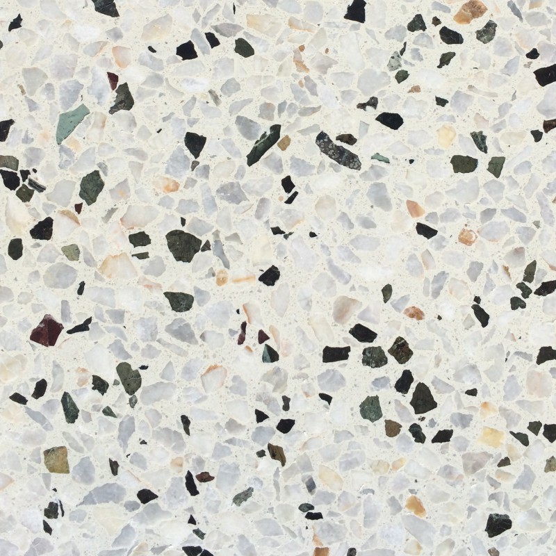 Beyaz zeminli zemine serilmiş gri ve beyaz terrazzo karolar
