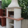 Tuğladan yapılmış bahçe barbeküsü