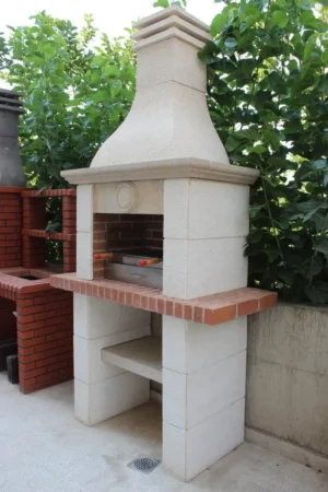 Tuğladan yapılmış bahçe barbeküsü