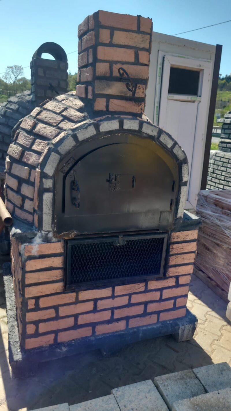 Dış mekan tuğla fırını, pizza, ekmek ve diğer fırınlanmış ürünler pişirmek için.