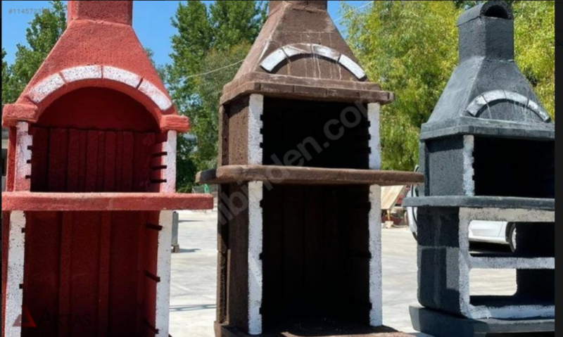 Aktaş Saccom Mini Bahçe Şöminesi, kırmızı tuğlalardan yapılmış, küçük alanlar için ideal bir şöminedir.