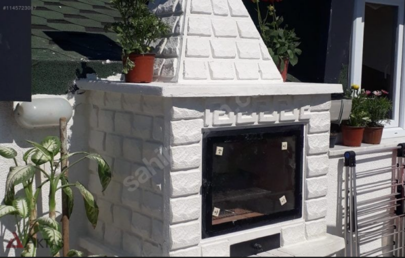 Aktaş Saccom Bahçe Barbeküsü, kırmızı tuğlalardan yapılmış, mangal ve fırın işlevleri bir aradada olan bir barbeküdür.