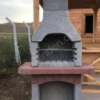 Aktaş Beton Bahçe Barbeküsü, gri betondan yapılmış, mangal ve fırın işlevleri bir aradada olan bir barbeküdür.
