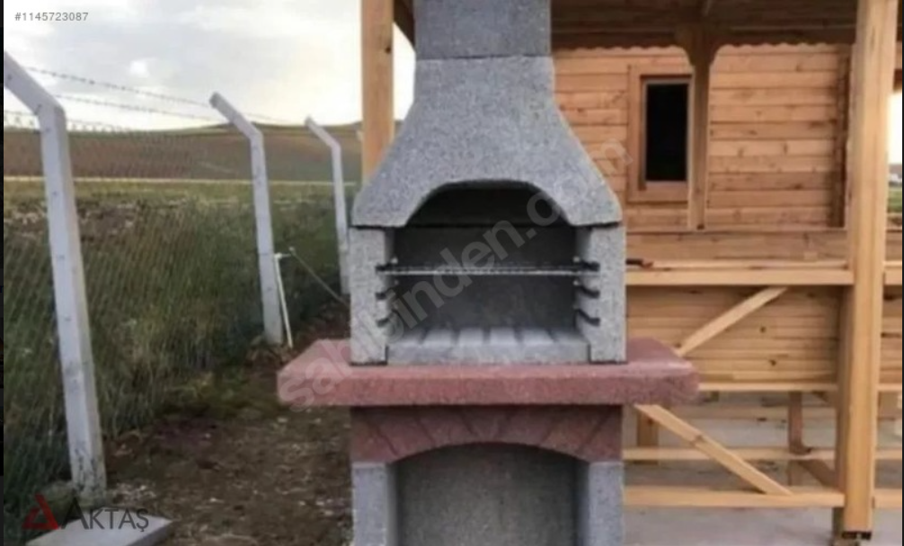 Aktaş Beton Bahçe Barbeküsü, gri betondan yapılmış, mangal ve fırın işlevleri bir aradada olan bir barbeküdür.