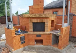 Taştan yapılmış bahçe barbeküsü