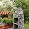 Taştan yapılmış bahçe barbeküsü
