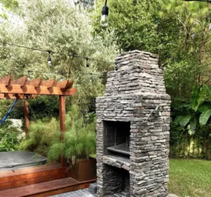 Taştan yapılmış bahçe barbeküsü