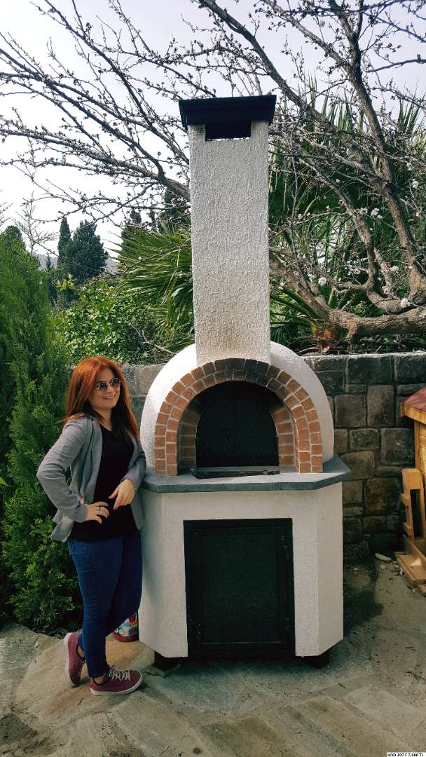 El yapımı taş fırın, doğal taştan üretilmiş, 110*120 cm boyutlarında.