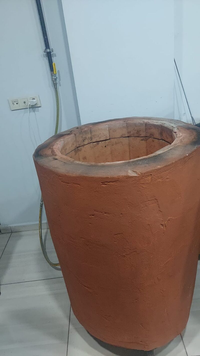 Geleneksel tandoori fırın, tandoori tavuk, tandoori sebze ve daha birçok lezzetli yemeği pişirmek için kullanılır.
