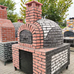 Bahçede kurulu, odun ateşinde çalışan taş fırın.
