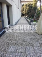 Dış mekanlarda kullanılan, doğal taş görünümüyle şıklık katarken kaymaz ve dayanıklı yapısıyla güvenliği sağlayan 40x40 cm ebatında Wash Beton karo.