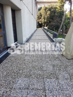 Dış mekanlarda kullanılan, doğal taş görünümüyle şıklık katarken kaymaz ve dayanıklı yapısıyla güvenliği sağlayan 40x40 cm ebatında Wash Beton karo.