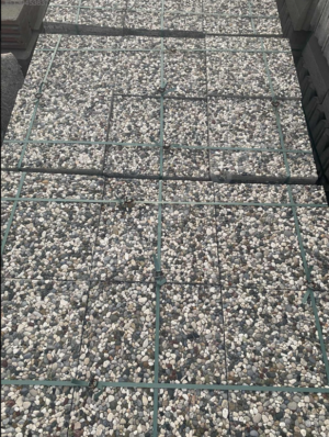 Doğal taş görünümüyle şık ve dayanıklı bir dış mekan zemin kaplama çözümü olan Hünerli Wash Beton Karo. 40x40 cm ebatında ve farklı renk seçenekleriyle mevcuttur.