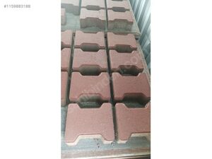 Kullanılmış ama temiz durumda, kırmızı renkli aşık model kilit parke taşları.
