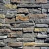 Antrasit renginde, kayrak desenli Stonewrap Arcadia kültür taşı duvar kaplaması detayı.