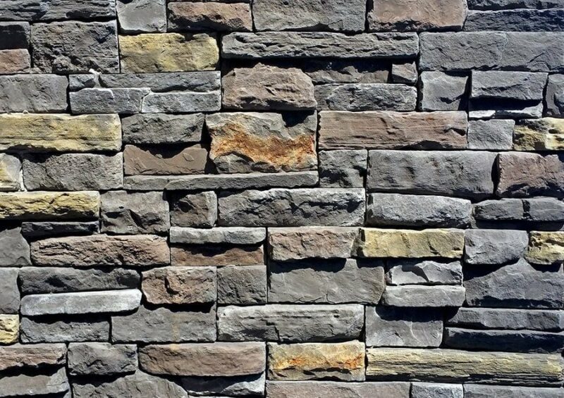 Antrasit renginde, kayrak desenli Stonewrap Arcadia kültür taşı duvar kaplaması detayı.