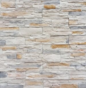 İnci beyazı renginde, uzun ve ince yapılı Stonewrap Runner S18PR kültür taşı duvar kaplaması detayı.