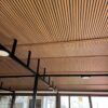 Teak ve siyah renkli MDF duvar ve tavan lambri uygulaması