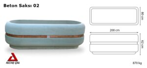 200x80x62 cm boyutlarında, doğal gri renkte Aktaş Büyük Oval Beton Saksı. İçinde yeşil ve sarı yapraklı bitkilerle, dış mekanda kaldırımlı bir alanda kullanılmış hali.