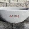 80x30x30 cm boyutlarında, üzerinde Aktaş logosu bulunan gri renkli beton kayık saksı. Dış mekan kullanımı için ideal.