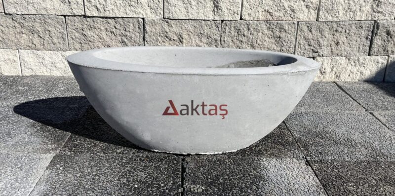 80x30x30 cm boyutlarında, üzerinde Aktaş logosu bulunan gri renkli beton kayık saksı. Dış mekan kullanımı için ideal.