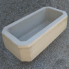 90x40x45 cm boyutlarında, doğal gri renkte dikdörtgen beton saksı. Üstten ve hafif açılı çekimde, boş ve kumlu bir zeminde duruyor.