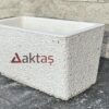 80x40x44 cm boyutlarında, beyaz dolomit taş dokulu dikdörtgen beton saksı. Aktaş logosu saksının ön yüzünde yer almaktadır.