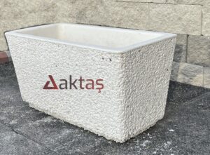 80x40x44 cm boyutlarında, beyaz dolomit taş dokulu dikdörtgen beton saksı. Aktaş logosu saksının ön yüzünde yer almaktadır.