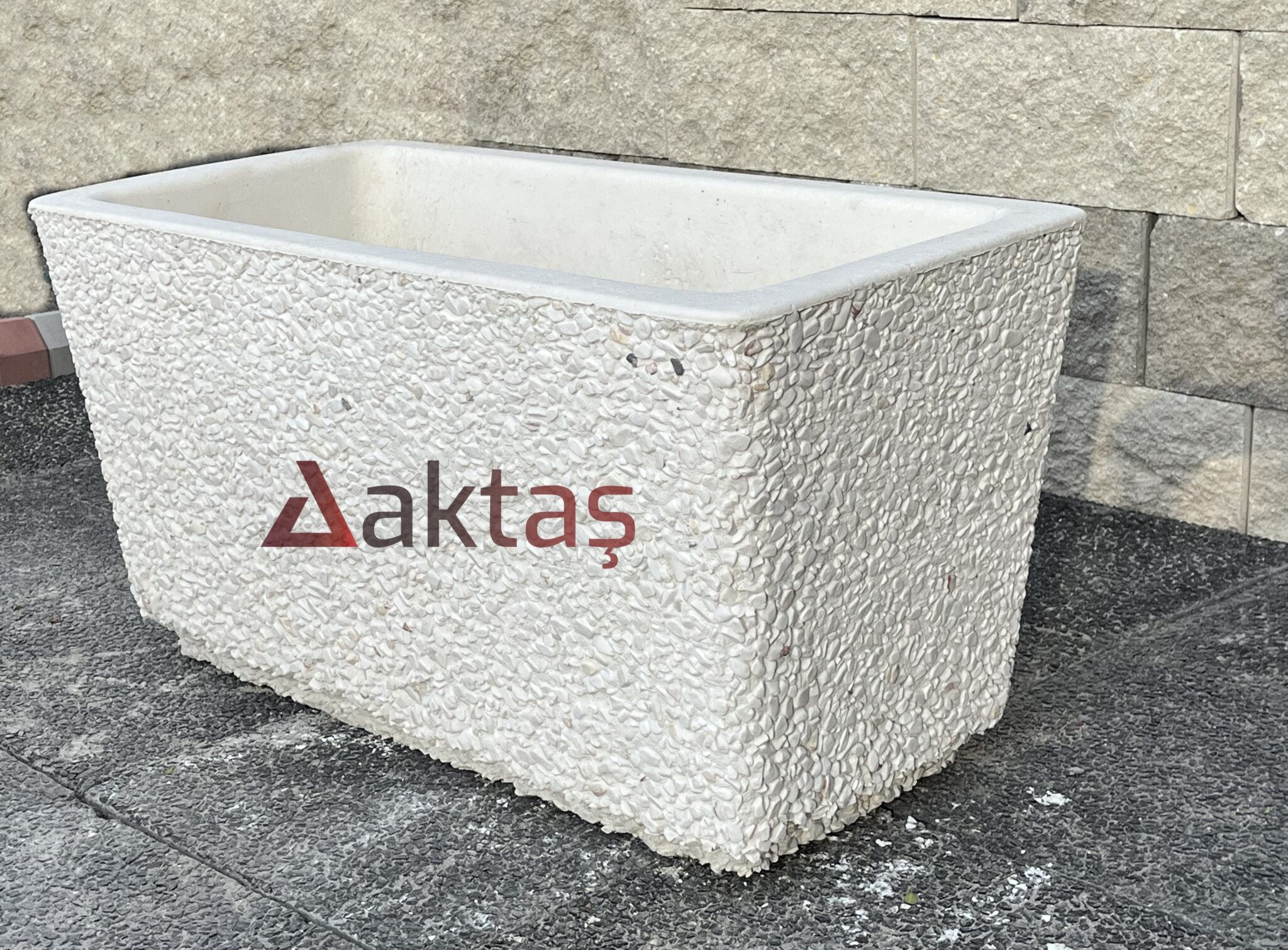 80x40x44 cm boyutlarında, beyaz dolomit taş dokulu dikdörtgen beton saksı. Aktaş logosu saksının ön yüzünde yer almaktadır.