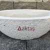 80x30x30 cm boyutlarında, üzerinde Aktaş logosu bulunan beyaz dolomit dokulu kayık saksı. Dış mekan kullanımına uygun.