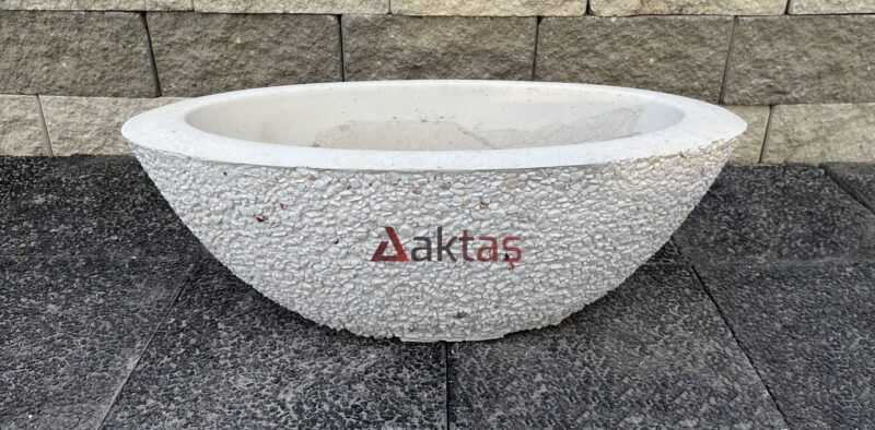 80x30x30 cm boyutlarında, üzerinde Aktaş logosu bulunan beyaz dolomit dokulu kayık saksı. Dış mekan kullanımına uygun.