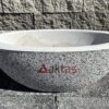80x30x30 cm boyutlarında, üzerinde Aktaş logosu bulunan beyaz mozaik kaplı kayık saksı. Dış mekan kullanımına uygun.