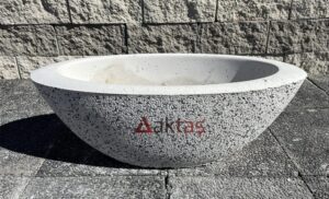 80x30x30 cm boyutlarında, üzerinde Aktaş logosu bulunan beyaz mozaik kaplı kayık saksı. Dış mekan kullanımına uygun.
