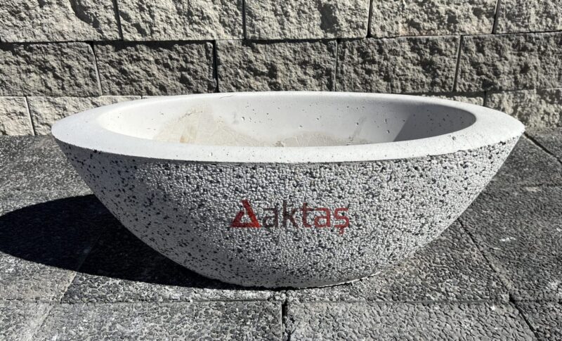 80x30x30 cm boyutlarında, üzerinde Aktaş logosu bulunan beyaz mozaik kaplı kayık saksı. Dış mekan kullanımına uygun.