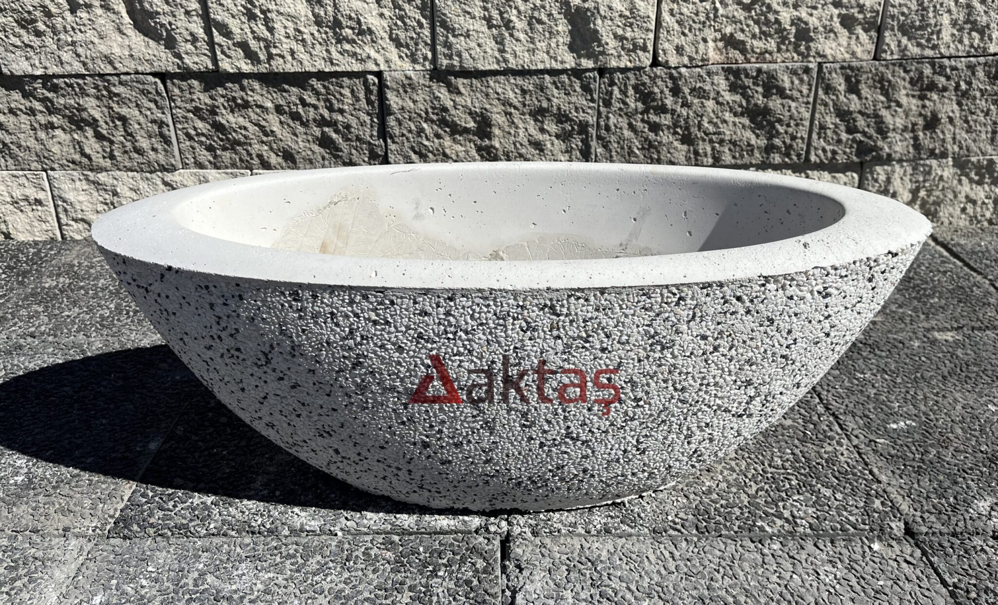 80x30x30 cm boyutlarında, üzerinde Aktaş logosu bulunan beyaz mozaik kaplı kayık saksı. Dış mekan kullanımına uygun.