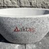 90x45x40 cm boyutlarında, üzerinde Aktaş logosu bulunan beyaz mozaik kaplı büyük kayık saksı. Geniş dış mekanlar için ideal.