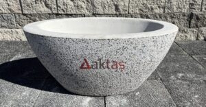 90x45x40 cm boyutlarında, üzerinde Aktaş logosu bulunan beyaz mozaik kaplı büyük kayık saksı. Geniş dış mekanlar için ideal.
