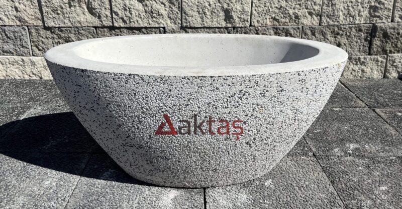 90x45x40 cm boyutlarında, üzerinde Aktaş logosu bulunan beyaz mozaik kaplı büyük kayık saksı. Geniş dış mekanlar için ideal.