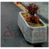 80x40x40 cm boyutlarında, üzerinde Aktaş logosu bulunan doğal gri renkte dikdörtgen beton saksı. İçinde kırmızı yapraklı bir bitki ile dış mekanda kullanılmış hali.