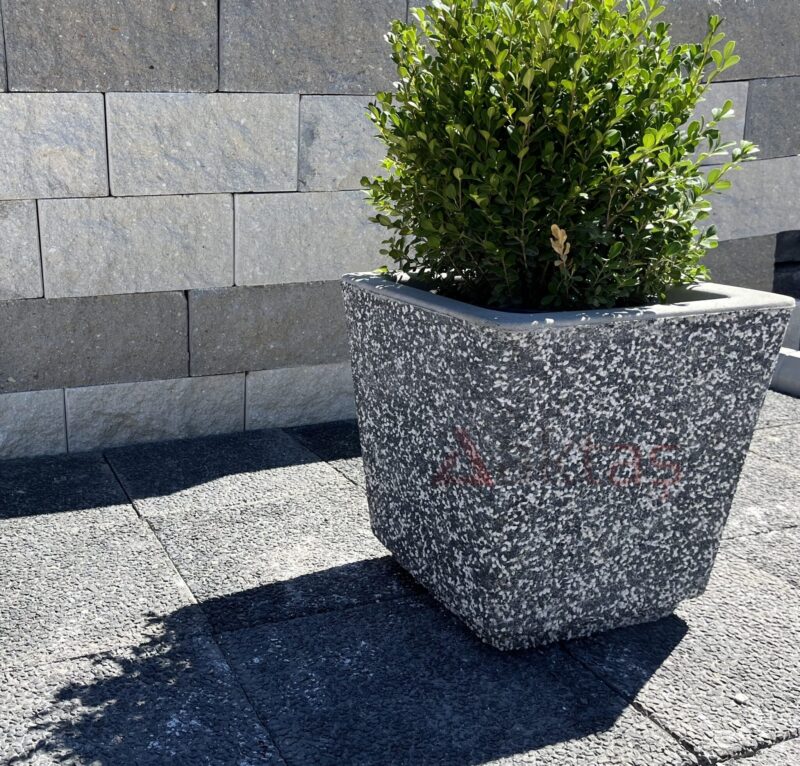 40x40x44 cm boyutlarında, siyah mozaik dokulu kare beton saksı içinde yeşil bitki ile dış mekanda kullanılmış hali.